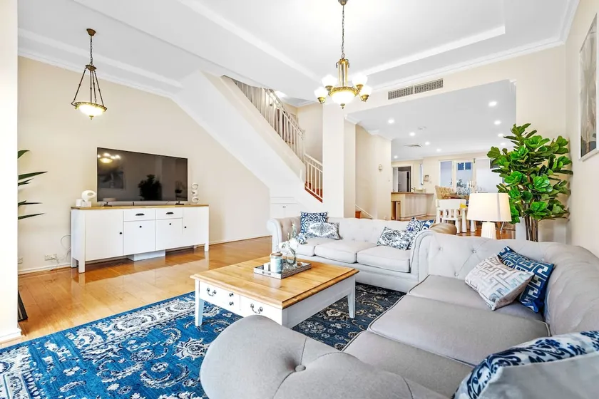 East Perth Luxury Waterfront Retreat - Image 1