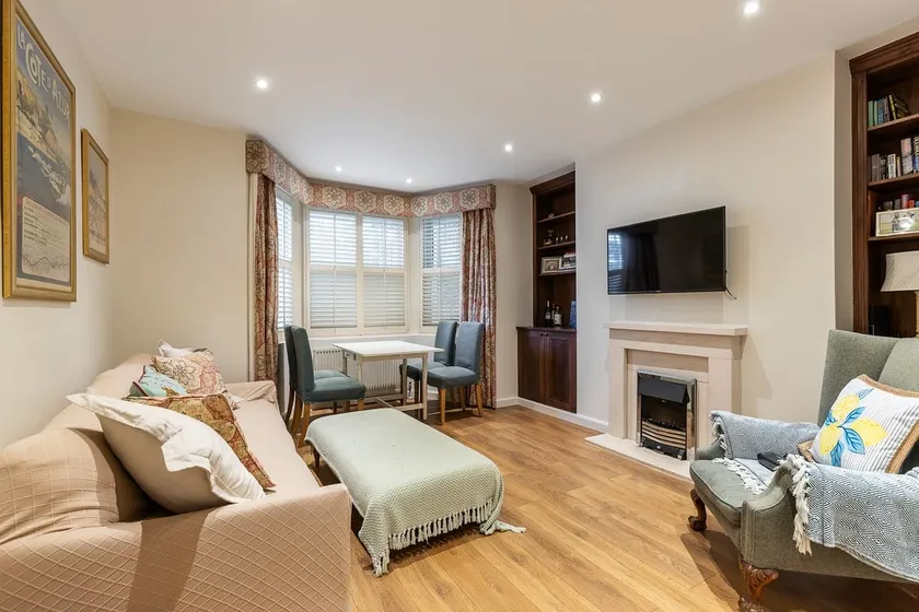 Elegant Two Bedroom Flat in Redcliffe Gardens - Image 1