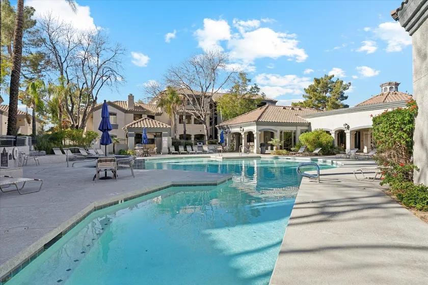 Stunningly Designed Heated Pool & Spa Sleeps 6 - Image 1