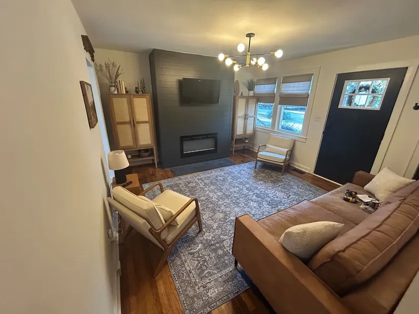 Luxe 2-Bedroom Duplex, Moments from It All! - Image 1