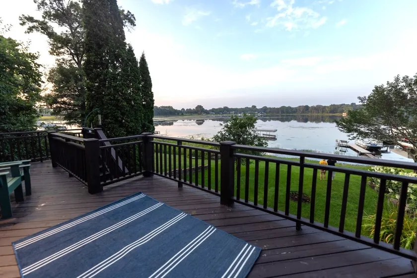 Shoreview Lakeside Cottage - Image 1