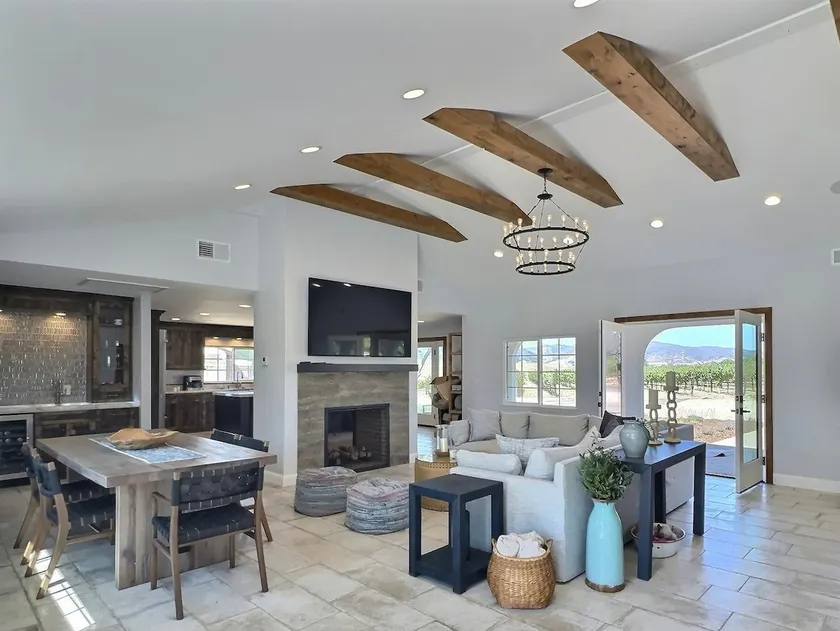 Escape to 3 Dogs Whining: Your Vineyard Retreat - Image 1