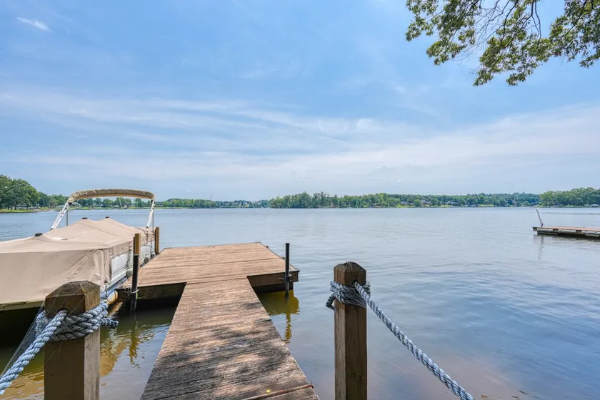 On Lake Bowen, Large deck & dock! Million $ Views! - Image 1