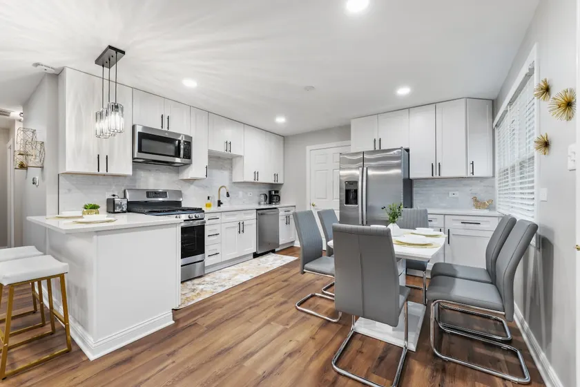 Modern 3BR Stay Close to Woodfield & O’Hare - Image 1