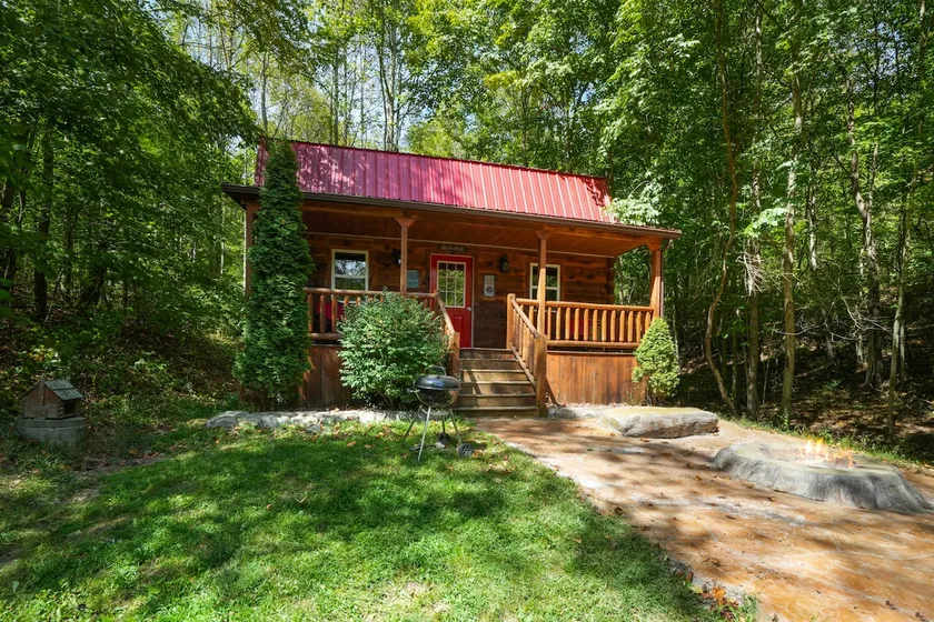 Fireflies Hollow | Romantic Pond Retreat, Hot Tub - Image 1