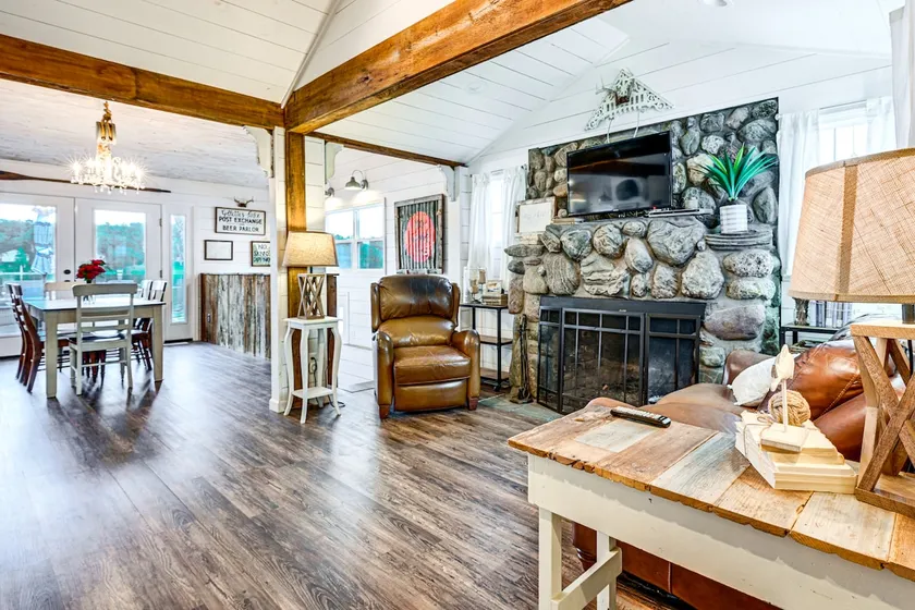 Family-friendly Retreat on Gilletts Lake! - Image 1