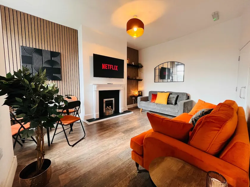 Spacious Victorian 5Bedroom 5Bathroom w Free Parking - Image 1