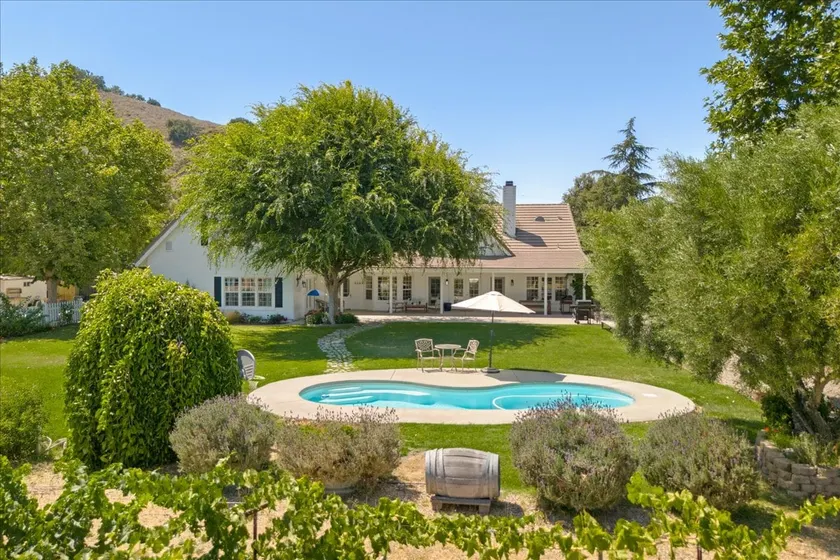 Heated pool, walk to restaurants! - Image 1