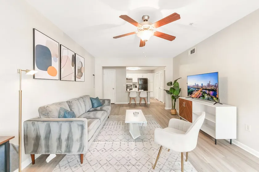 Quaint 2BR King Suite w Gym& close to DT - Image 1
