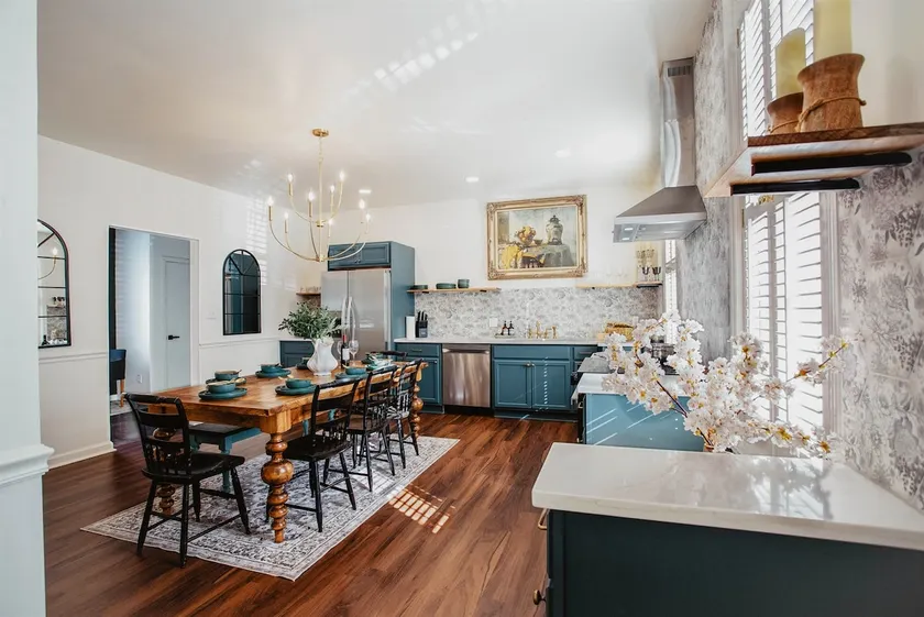 Downtown-Walk to everything+5 king beds! - Image 1