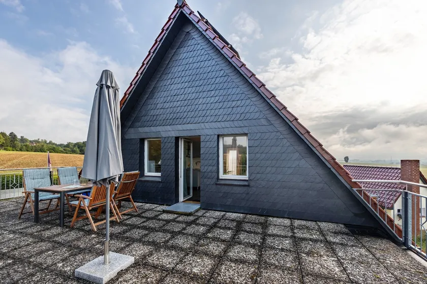 Vacation home with panoramic view - Image 1