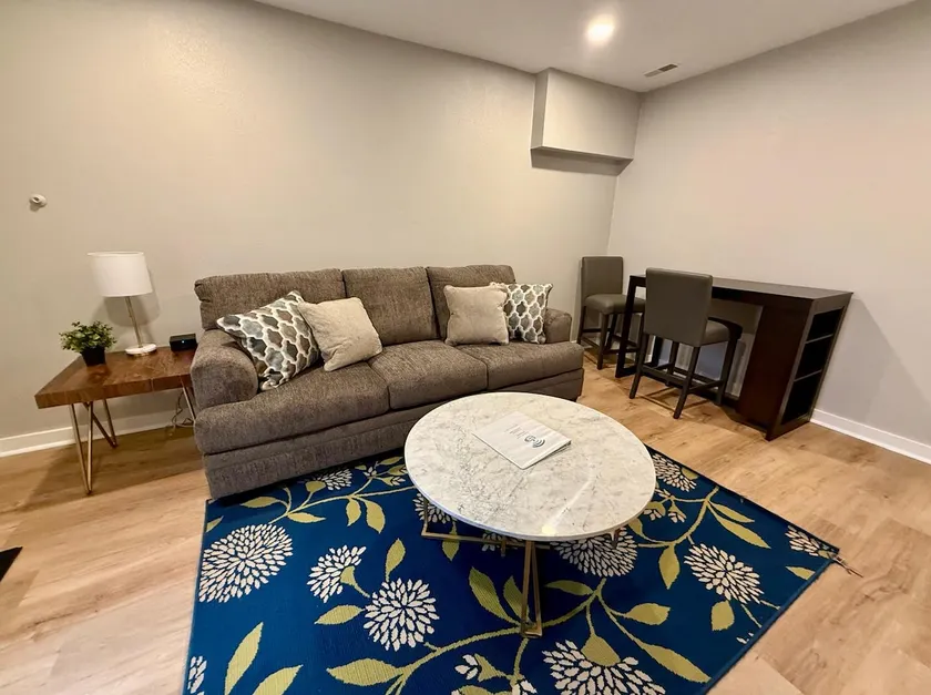 Aksarben Modern 1 Bd , ground level w/parking - Image 1