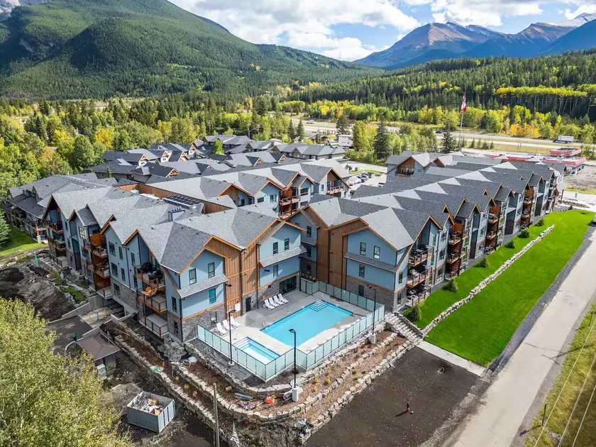 Cozy Cove Retreat in the Rockies - Image 1