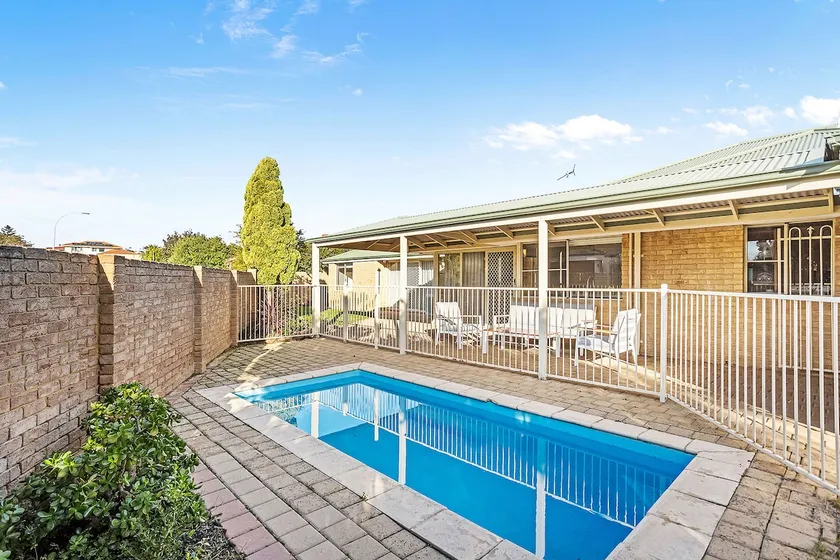 Beautiful Home away from Home beside the beach - Image 1