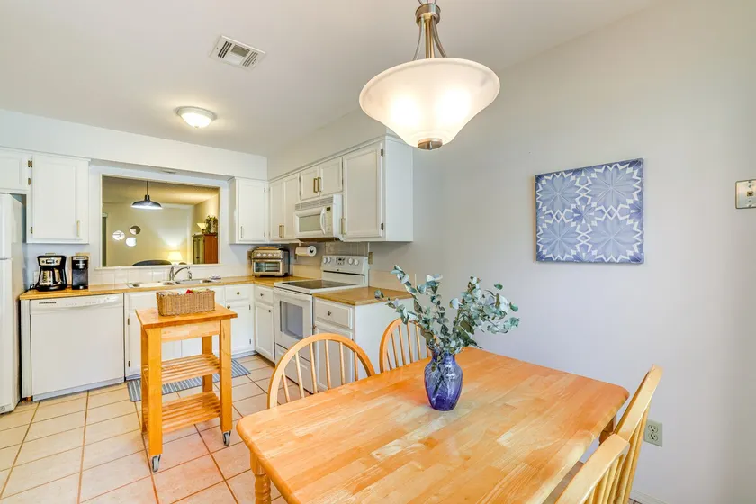 Bella Vista Townhome w/ Deck Near Back 40 Trail! - Image 1