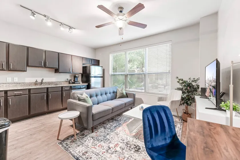 Comfy Soco 1BR King Suite w Gympickleballlaundry - Image 1
