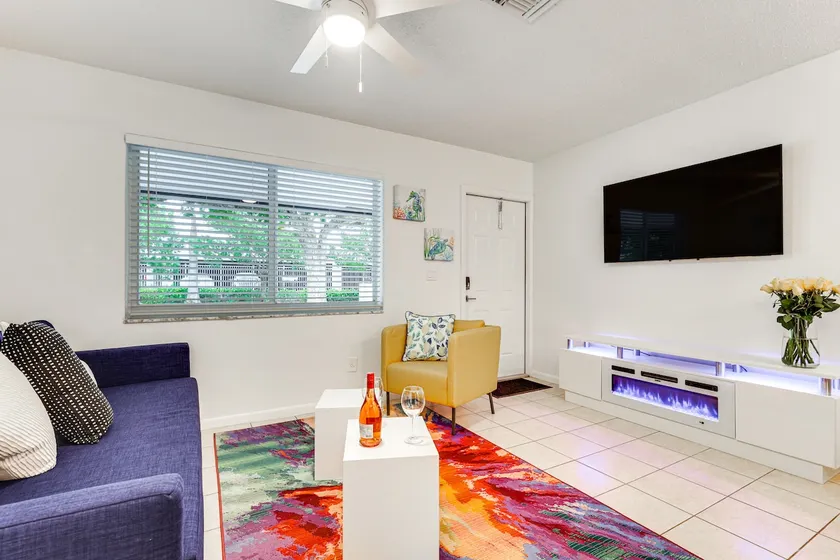 2 Mi to Dtwn Hollywood: Vibrant Pet-Friendly Condo - Image 1
