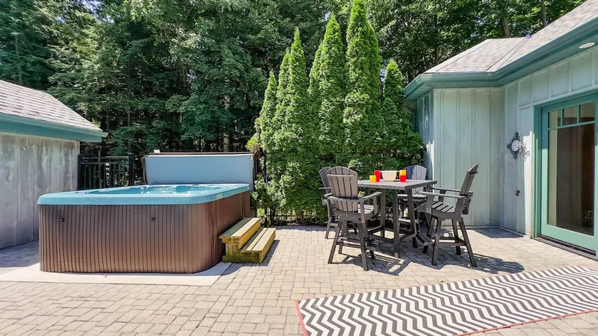 the Stonewood, Hot tub, King Bed - Image 1