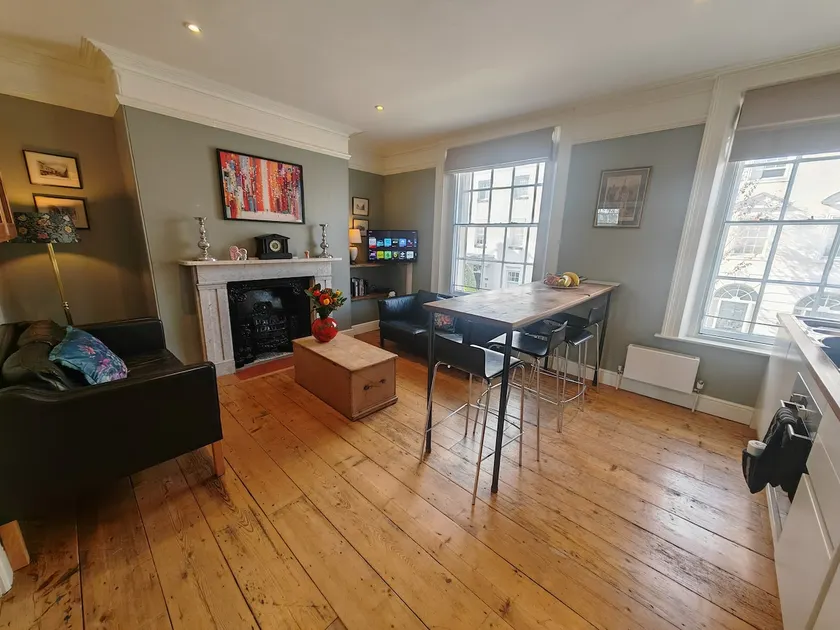 Historic Winchester Apartment - Image 1