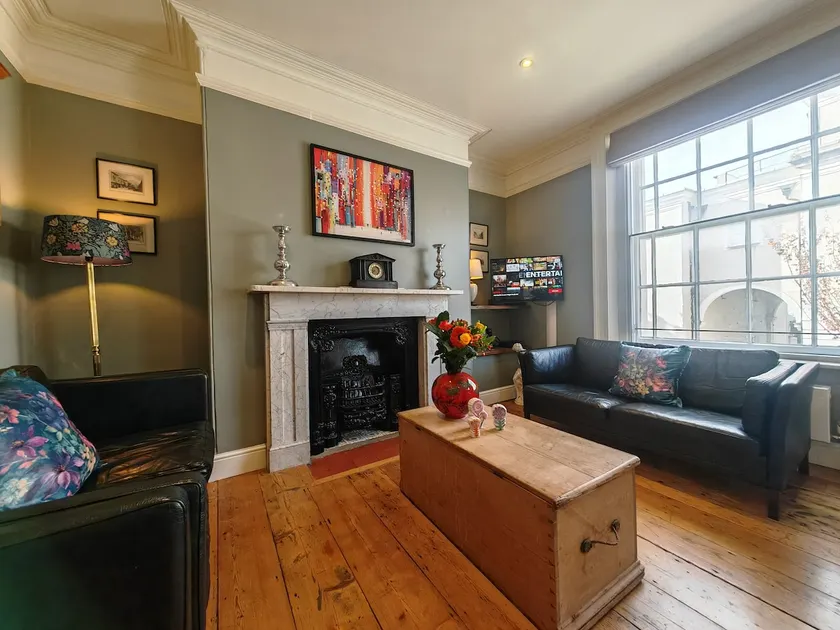 Historic Winchester Apartment - Image 1