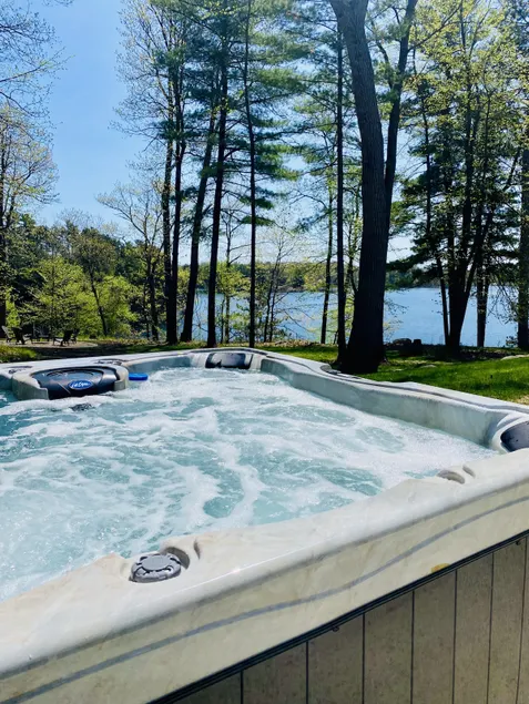 The Luxe Haven: Lakefront Getaway - Image 1