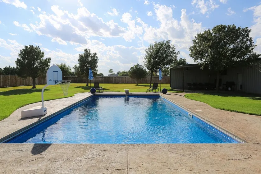 Poolside SW Vista Escape 6 Bedroom Just 20 Minutes - Image 1