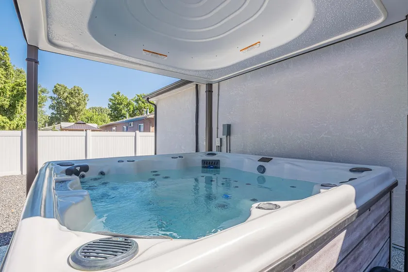 Serene Retreat: Pool Table & Hot Tub - Image 1
