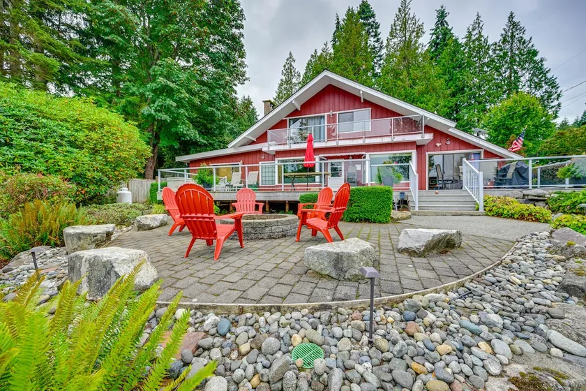Waterfront Kingston Getaway: Beach Access On-site! - Image 1