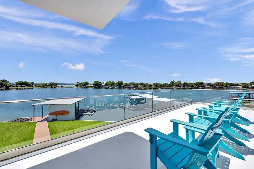 Hill Top Haven-Modern lakefront home on Clear Cove - Image 1