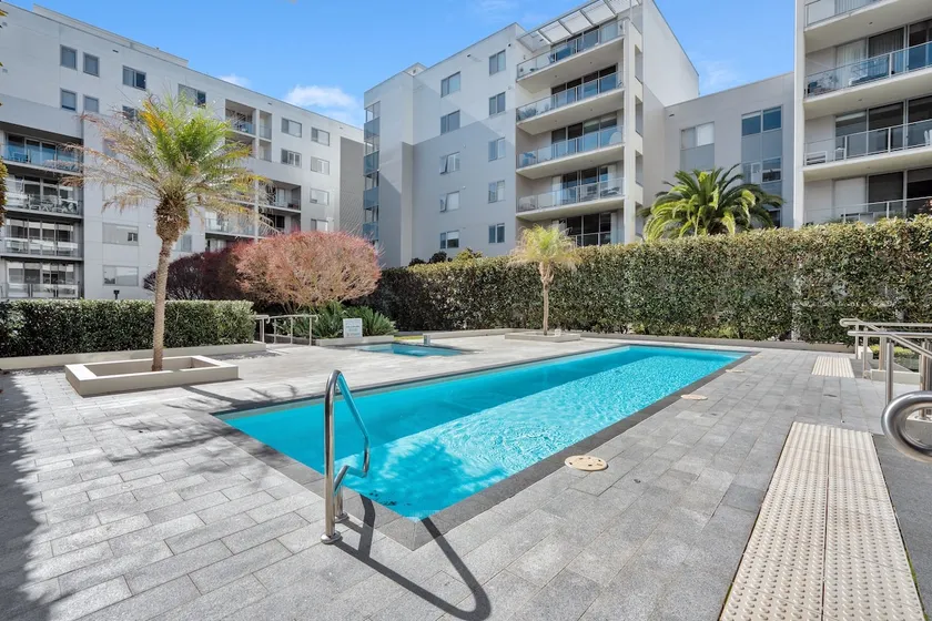Modern 1-Bed Unit with Pool Views and Balcony - Image 1