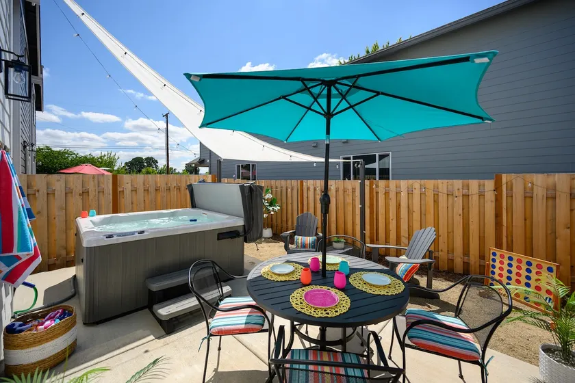 Carlton Townhouse 2 | Hot-Tub | Steps to Wine-Dine - Image 1