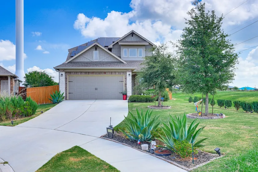 Large Fenced Yard: Family-friendly Kyle Home - Image 1