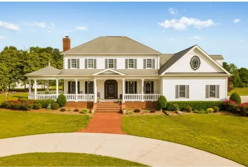 Minutes from the Ocoee River! Farmhouse that slee - Image 1