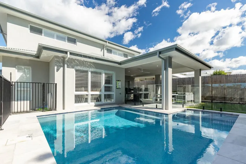 32 Shores Crescent - Image 1