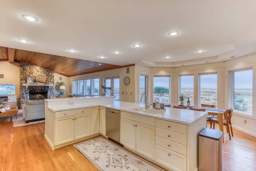 Elk Ridge - Lux Oceanfront Family Retreat Hot Tub - Image 1