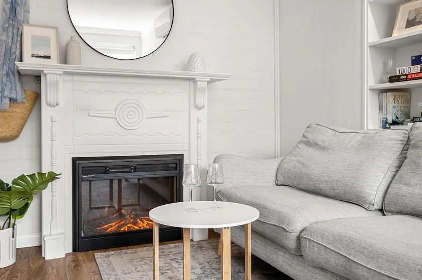 Charming 1-Bed with Fireplace by the Beach - Image 1