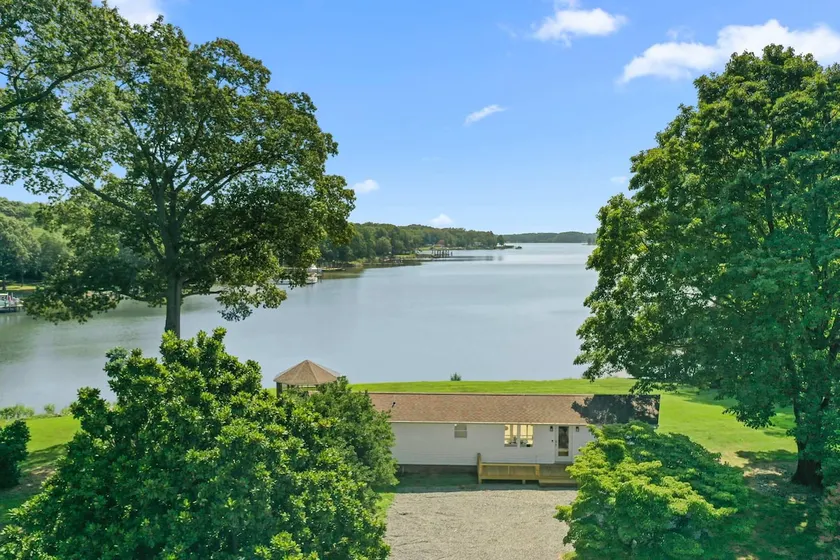 Family Getaway Waterfront 8 Serene Acres New Build plus Gazebo - Image 1