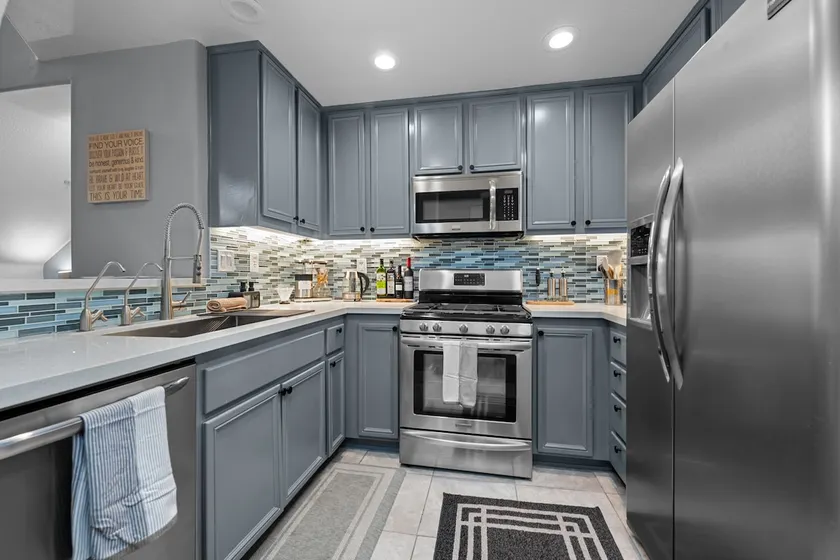Elegant Touches Home for 6 w/Covered Free Parking - Image 1