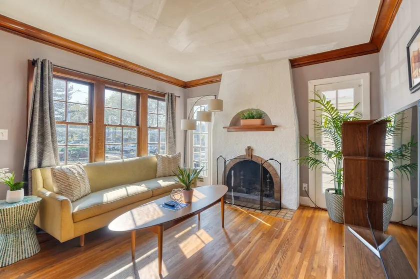 4BR/2BA - Hollywood Getaway - Fireplace - Image 1