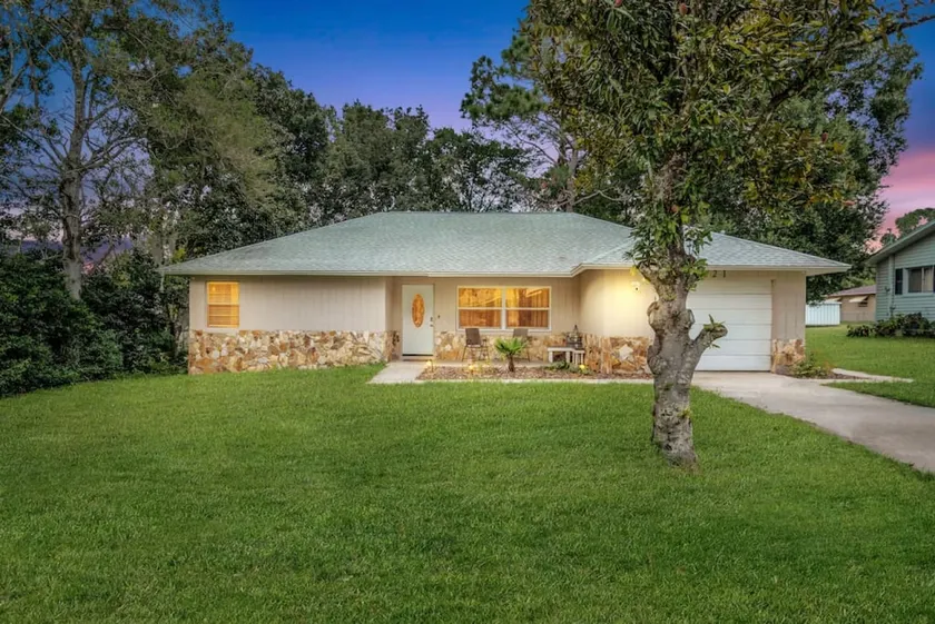 Charming 2BR Retreat Near Crystal River & Springs - Image 1