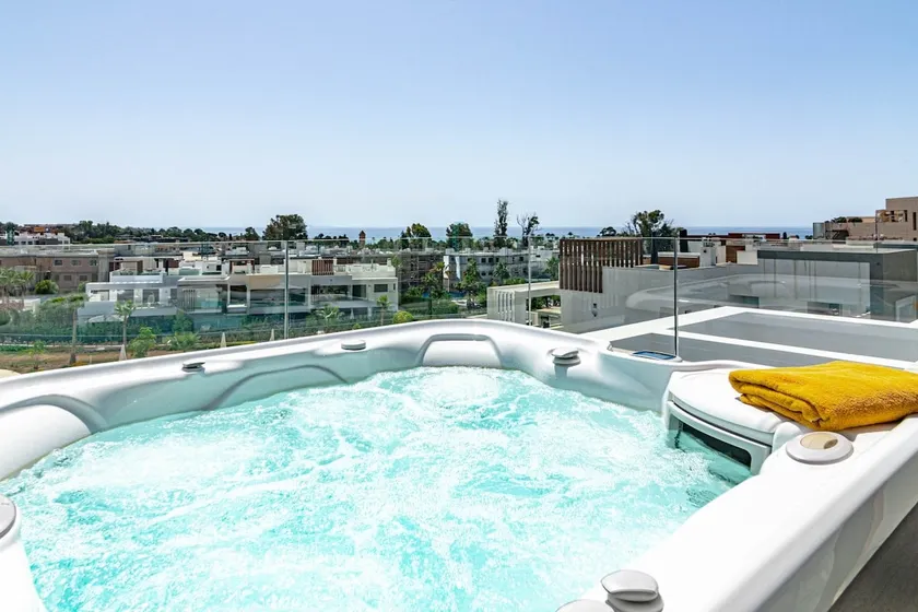 Lms48- Roof Terrace, Jacuzzi & Sauna - Image 1