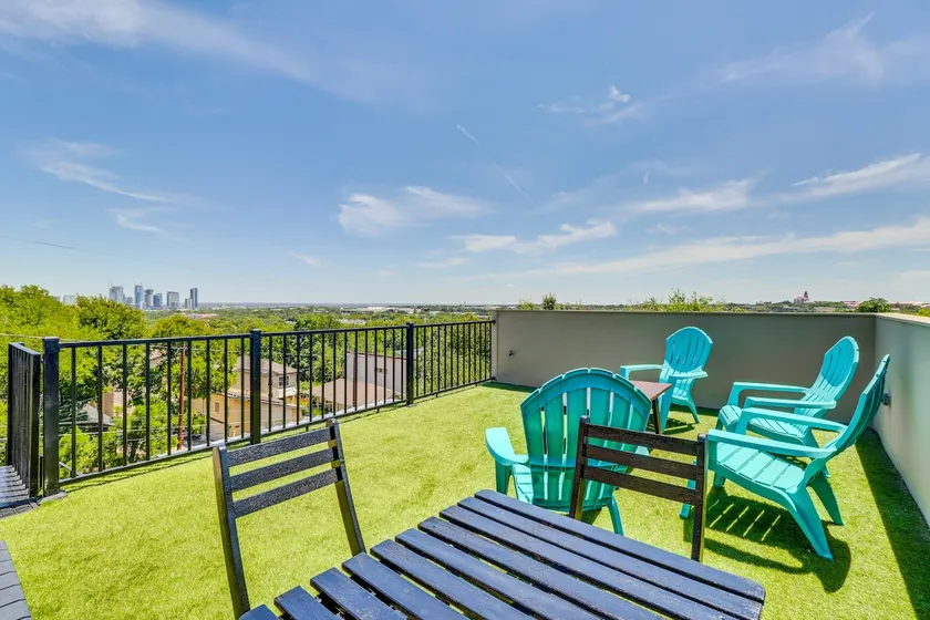 3 Mi to Dtwn Centrally Located Austin Townhome - Image 1