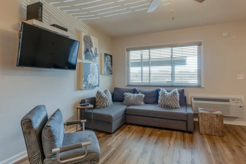 Urban Hideaway | Cozy Studio with Pool Access - Image 1