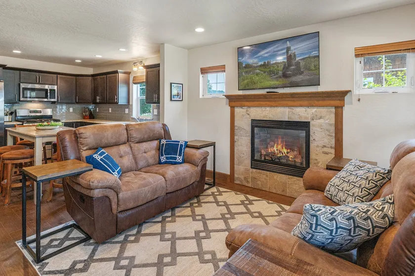 Darling Dover Sleeps 8 - Marina, beach, trails - Image 1