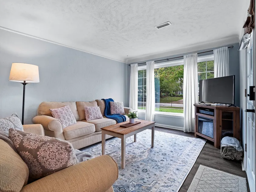 Modern 3Bed Home Near CLE With Private Backyard - Image 1