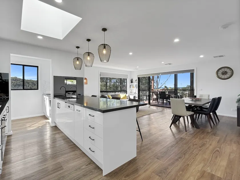 Chic 4-bed Beach House with Sea Views - Image 1