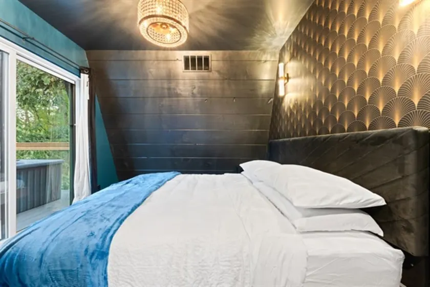 Adults-Only Luxury Cabin w/ Steam Shower + HotTub - Image 1