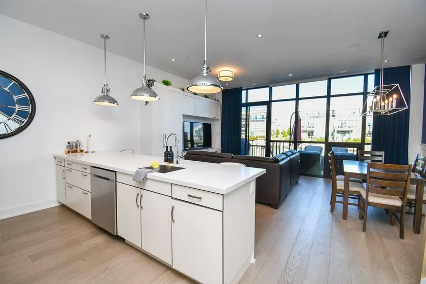 3 Bed Waterfront Townhouse +Dock - Image 1