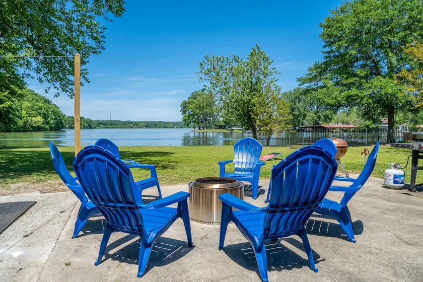 Lakeside Haven with Hot Tub - Image 1
