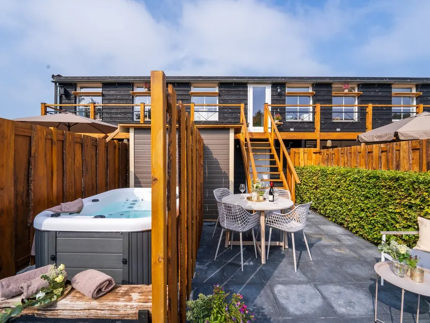 Luxurious stay with a sauna and a whirlpool - Image 1